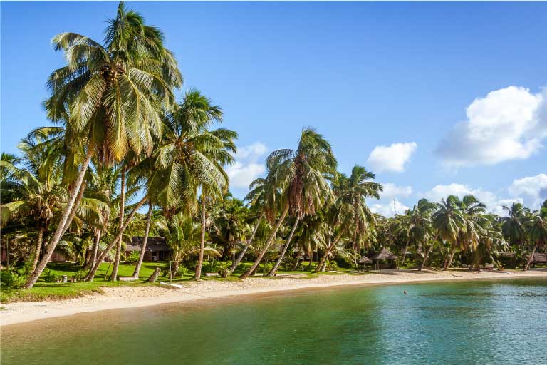 La plage de l 'ecolodge le Ravoraha